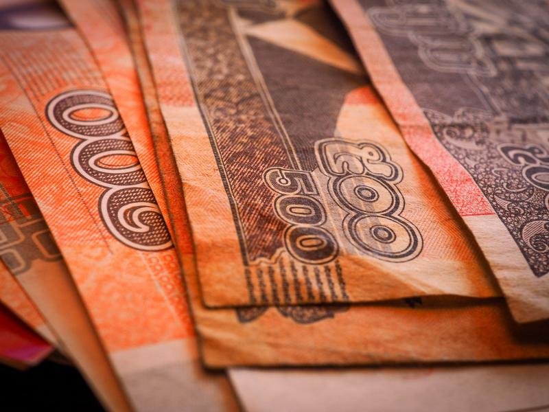 A close view of Bangladeshi five-hundred-taka notes fanned out on a desk